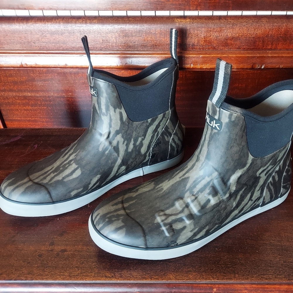 New Huk rubber deck boots sz 11 camo
